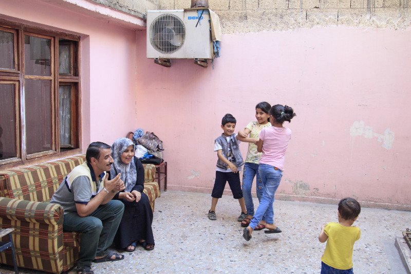 Emergency Social Safety Net (ESSN) to największy program humanitarny Unii Europejskiej. Dzięki niemu wsparcie otrzymuje blisko 1,4 mln uchodźców w Turcji. Historie jego beneficjentów przybliża międzynarodowa kampania ''Zwyczajnie Nadzwyczajny Sklep''.