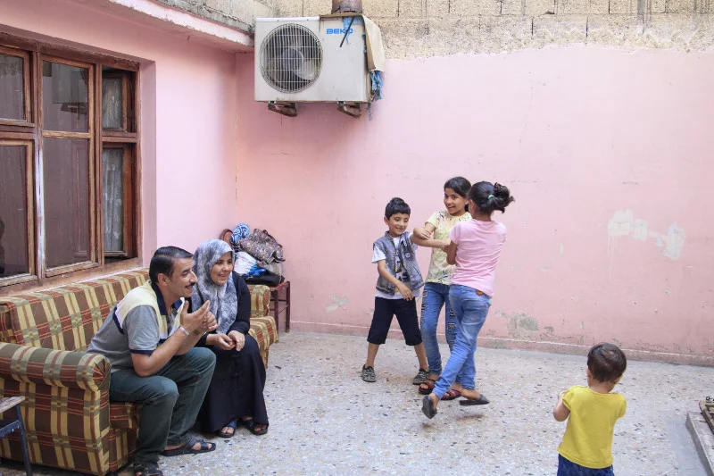 Emergency Social Safety Net (ESSN) to największy program humanitarny Unii Europejskiej. Dzięki niemu wsparcie otrzymuje blisko 1,4 mln uchodźców w Turcji. Historie jego beneficjentów przybliża międzynarodowa kampania ''Zwyczajnie Nadzwyczajny Sklep''.
