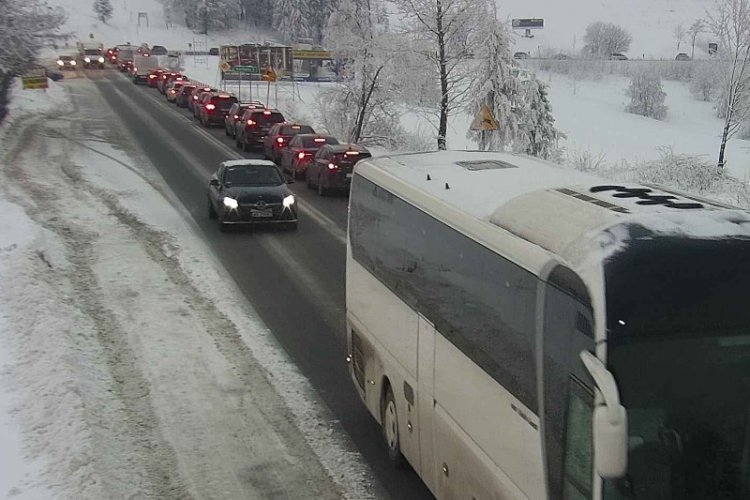 Warunki drogowe na Zakopiance. Duże korki na drodze powrotnej z Zakopanego.