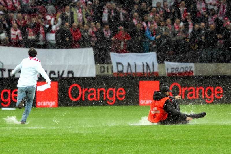 Kibice biegający po murawie stali się źródłem memów