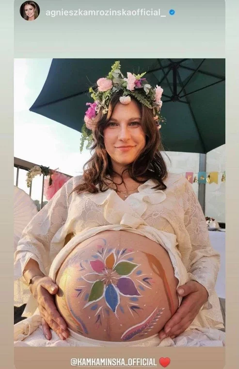 Agnieszka Mrozińska namalowała na ciążowym brzuszku Kamińskiej piękny kwiat.