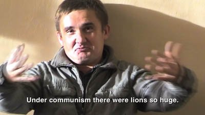 "...za komuny to były lwy takie duże... a teraz to co? Przyjeżdżają takie małe w klatkach... i to mają być lwy?"
stop klatka z filmu wideo Zuzanny Janin: "KLAUDEK. Historia Świecia"; 2010-2012