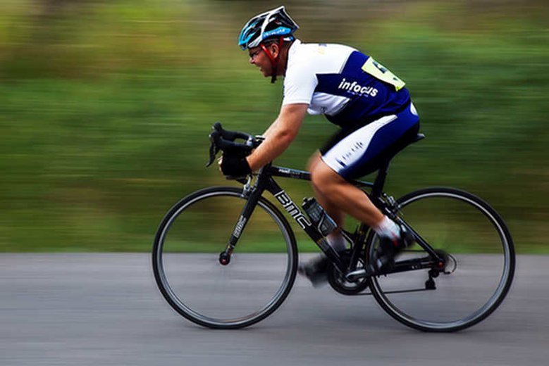 Upijanie zawodniczek, molestowanie i gwałt – taki obraz wyłania się z wywiadu, jakiego udzieliła jedna z zawodniczek Polskiego Związku Kolarskiego. Sprawcą ma być wysoko postawiony członek Związku.