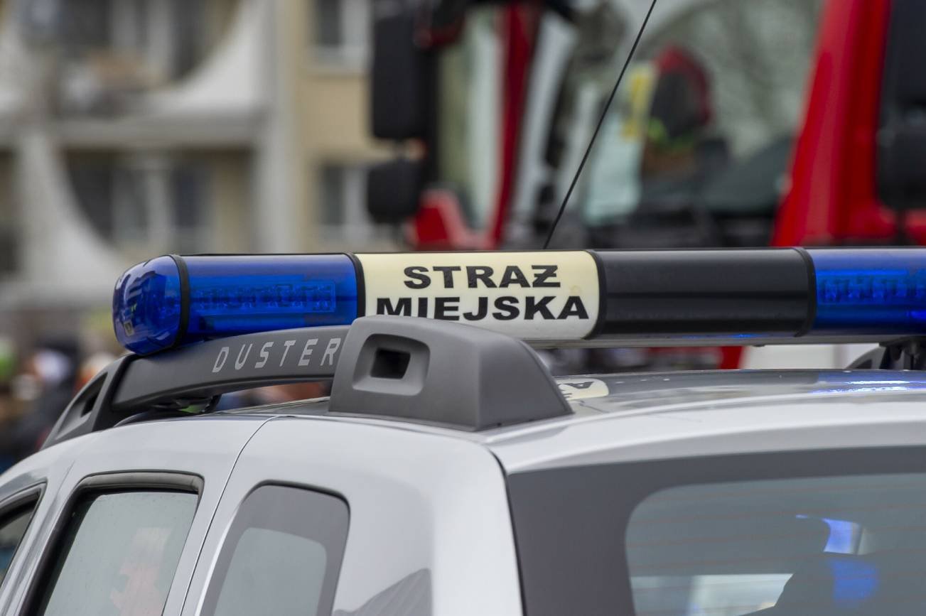 Zaparkowali na złym miejscu. Straż miejska odkryła u nich biały proszek