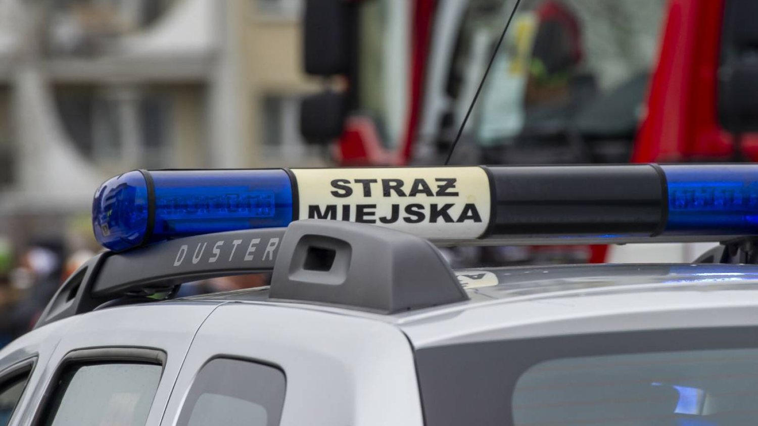 Zaparkowali na złym miejscu. Straż miejska odkryła u nich biały proszek