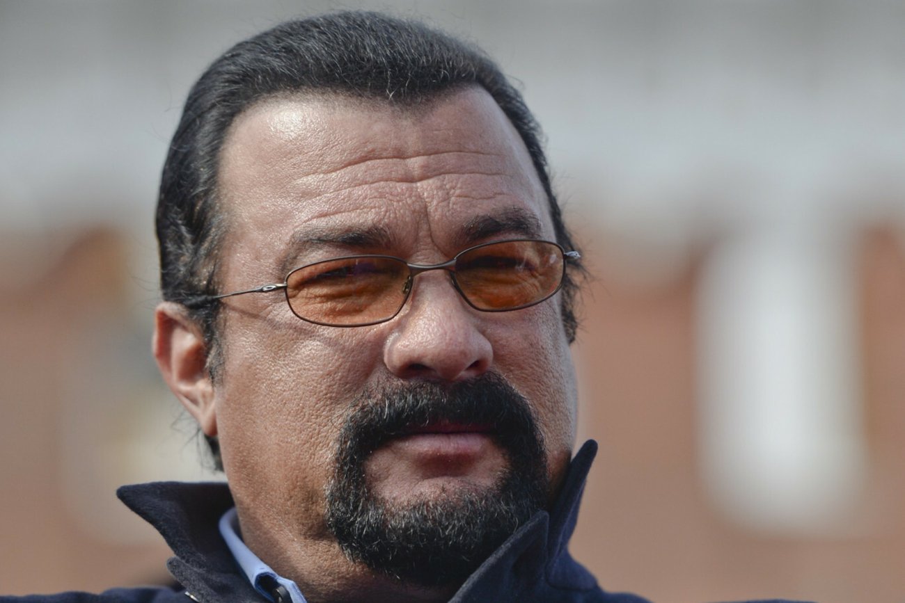 Steven Seagal powtarza rosyjską propagandę na kanale Rossija-1.
