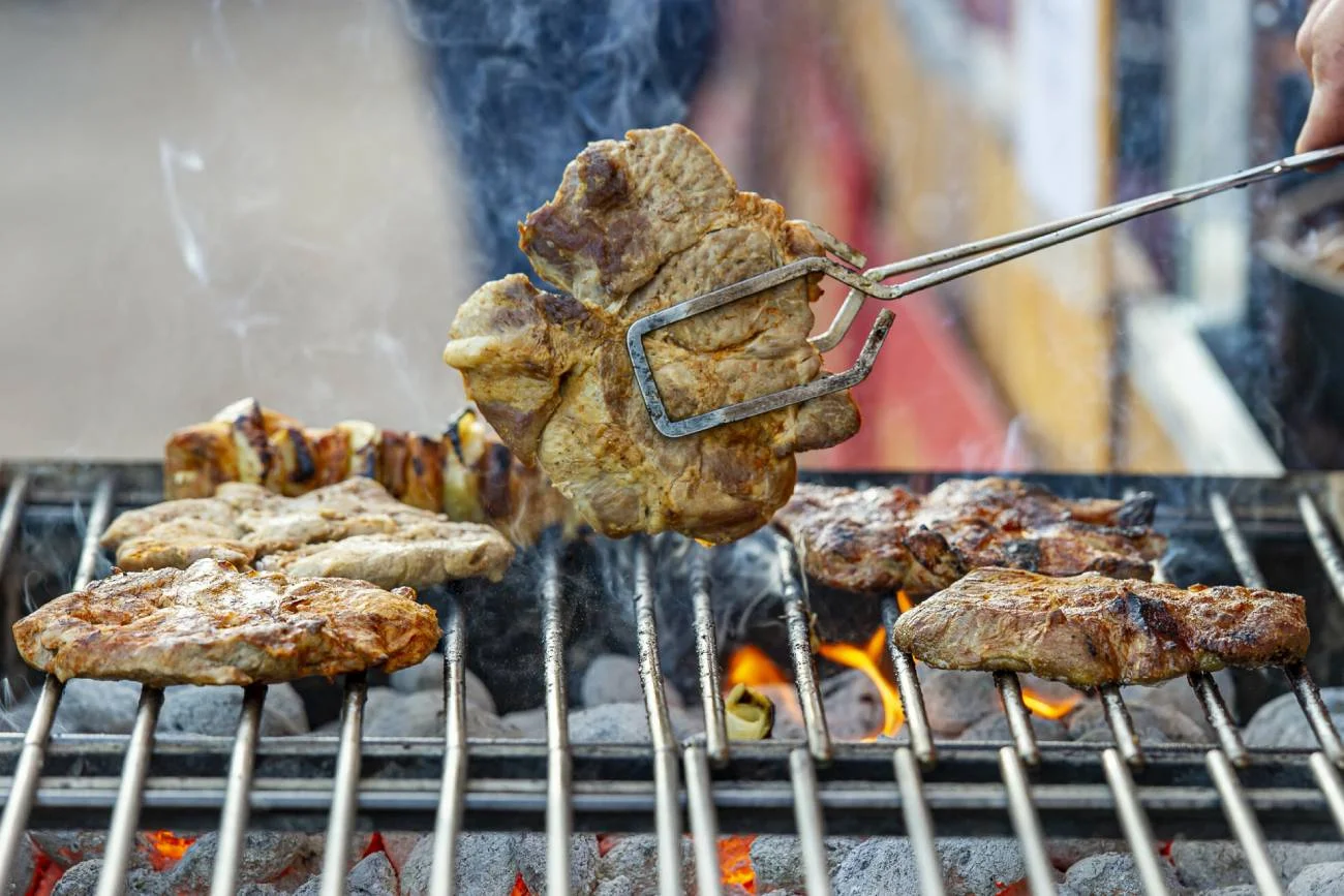 Karkówka z grilla Roberta Makłowicza – przepis idealny na majówkę 2025 Karkówka grillowana na ruszcie