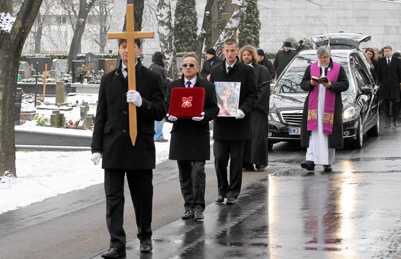 Uroczystości pogrzebowe dziennikarki Teresy Torańskiej na warszawskich Powązkach.