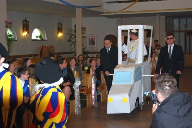 Pierwsze sceny inscenizacji zamachu. Nic jeszcze nie zapowiada nieszczęścia.