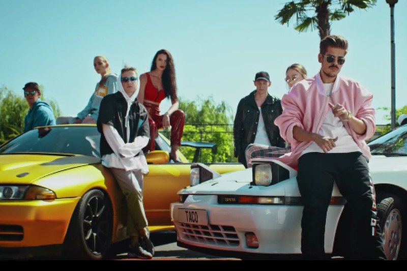 "Nowy kolor" to pastisz na amerykańskich raperów z willami, palmami i dolarami w tle.