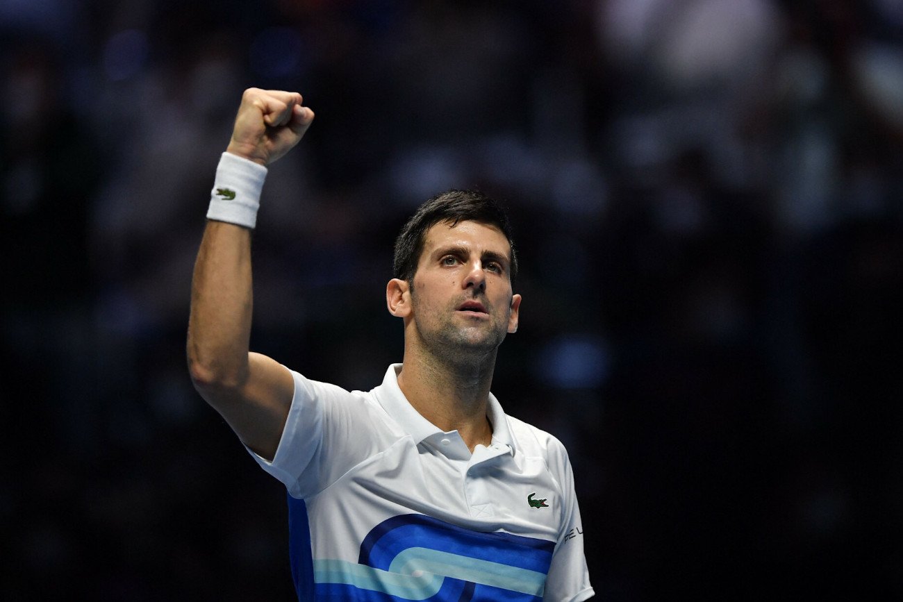 Novak Djoković stał się "bohaterem" w sprawie konieczności szczepienia na COVID-19 w zawodowym tenisie.