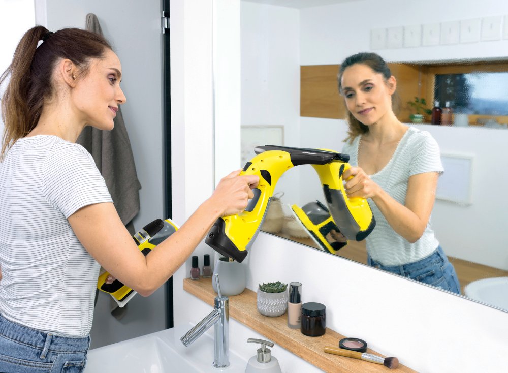 Mycie lustra myjką do okien Kärcher /