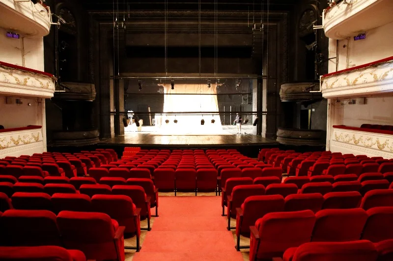Warto chodzić do kina czy teatru w pojedynkę