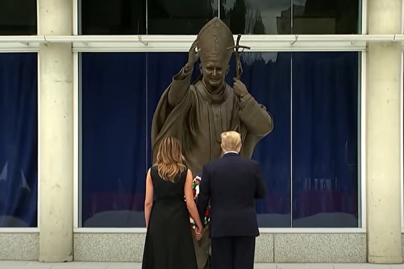 Melania i Donald Trump przy pomniku Jana Pawła II. Arcybiskup Waszyngtonu skrytykował prezydenta USA.