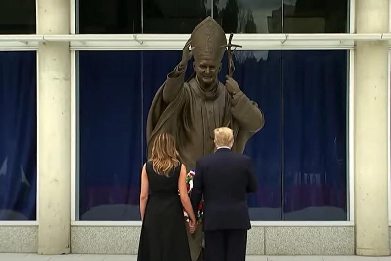 Melania i Donald Trump przy pomniku Jana Pawła II. Arcybiskup Waszyngtonu skrytykował prezydenta USA.