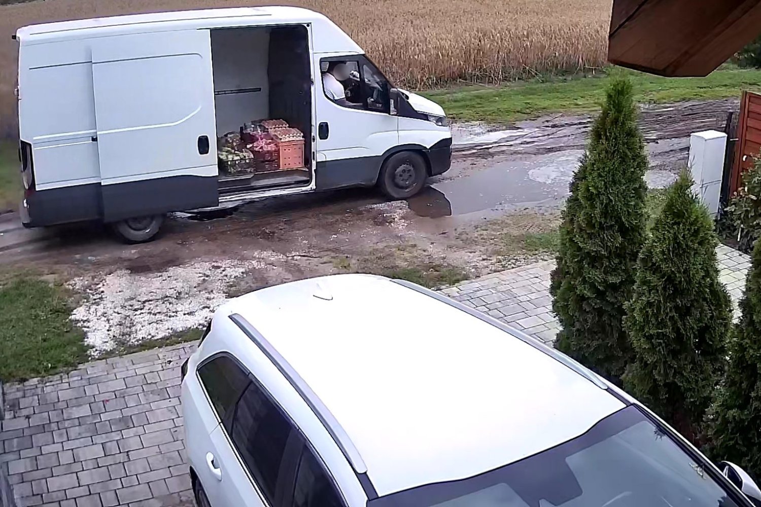 Jeżdżą busem i proponują to mieszkańcom. Policja radzi co robić z takimi "domokrążcami"