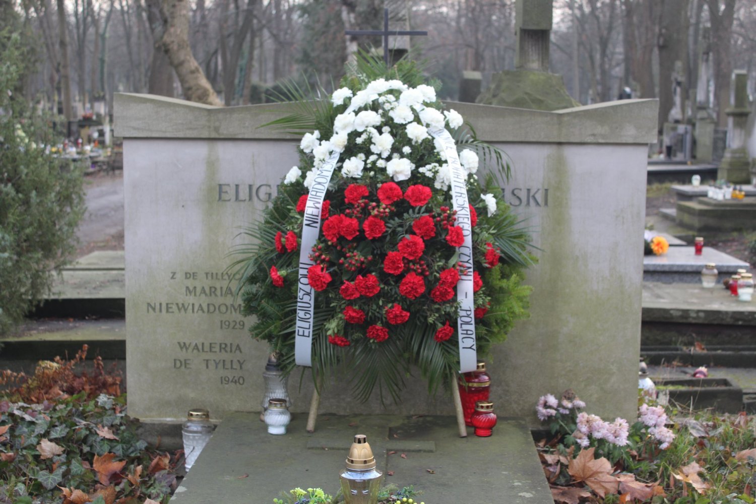 Wieniec na grobie zabójcy Gabriela Narutowicza, Eligiusza Niewiadomskiego.