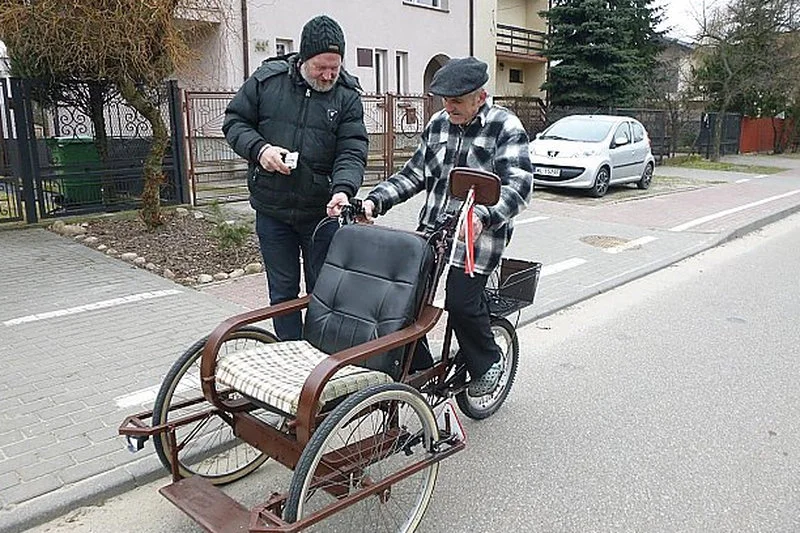 Tomasz Wierzchoń przekazuje nową rikszę panu Zdzisławowi