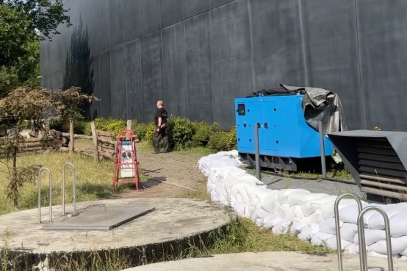 Pracownicy zabezpieczają Afrykarium w zoo we Wrocławiu