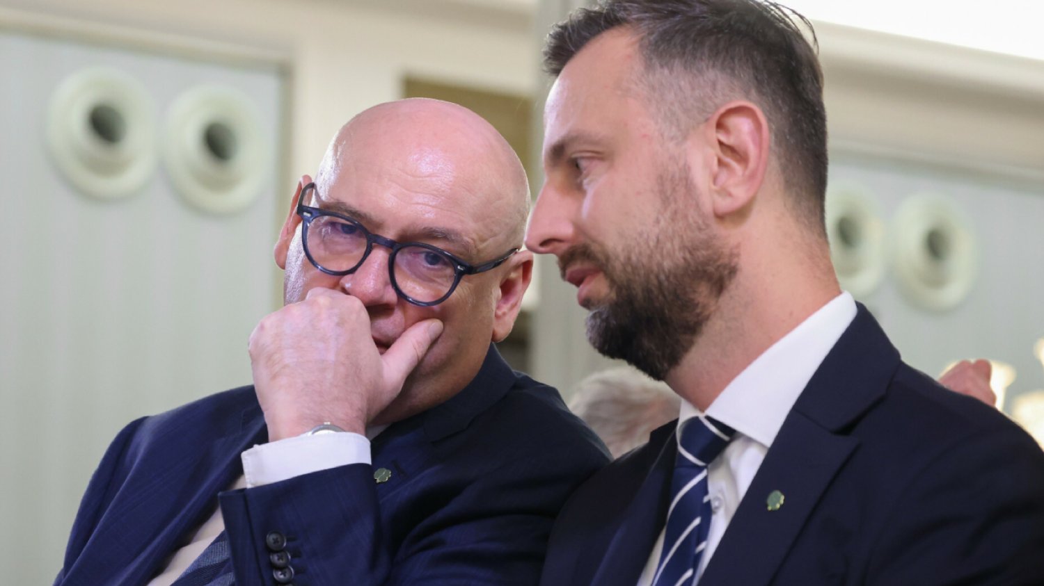 Jacek Sasin proponuje Władysławowi Kosiniakowi-Kamyszowi tekę premiera. Piotr Zgorzelski mówi o "randce z wampirem"