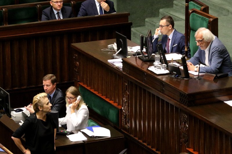 W sejmie było gorąco w piątek od samego rana. Ostatecznie PiS przegłosowało nowelizację ustawy o Sądzie Najwyższym.