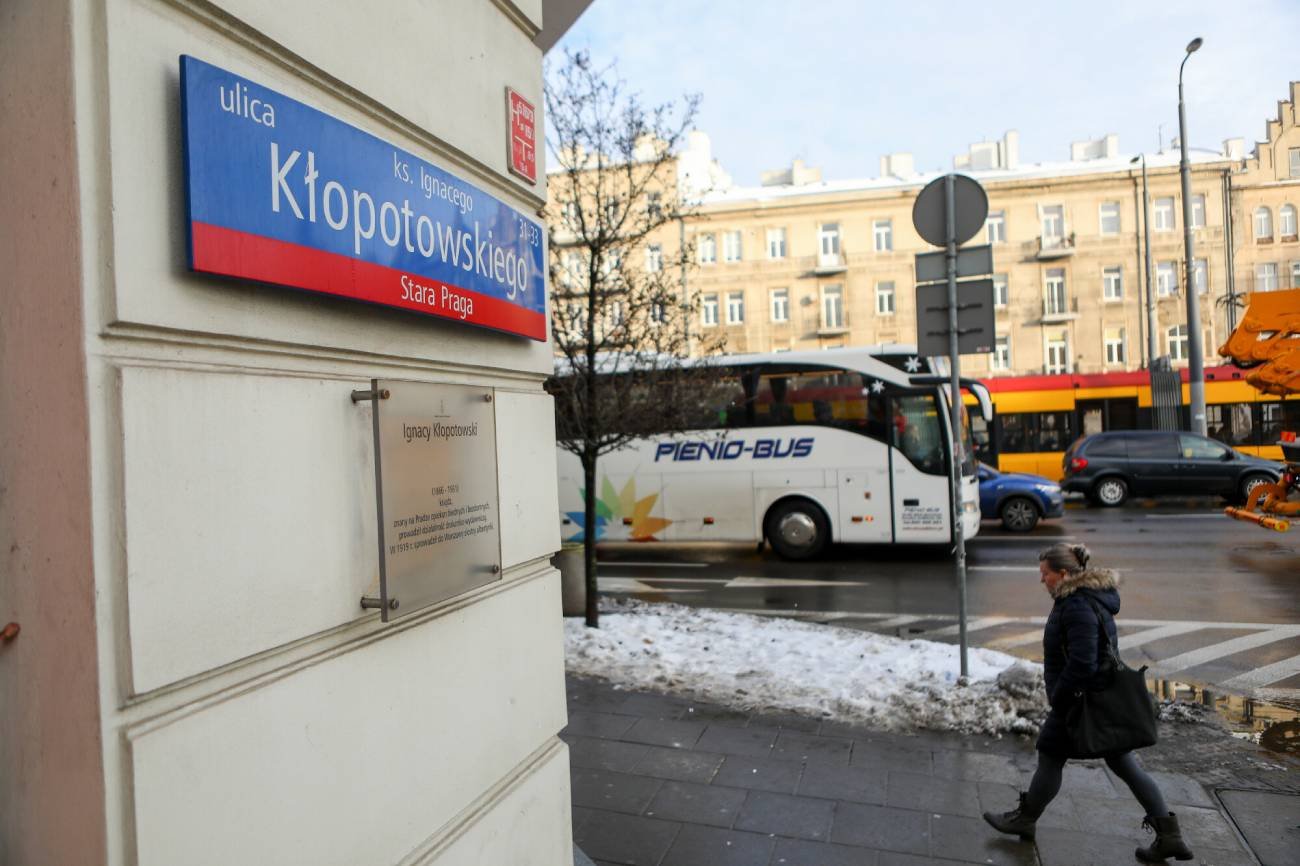 Śmierć 38-latka na oblodzonym chodniku. Funkcjonariusze przenieśli ciało?