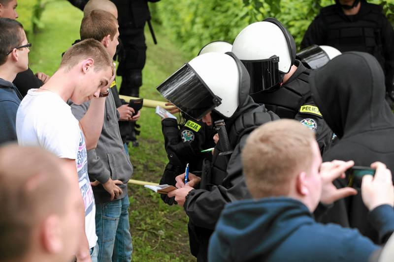 Kibice Jagiellonii spisywani przez policję w maju 2011 r.