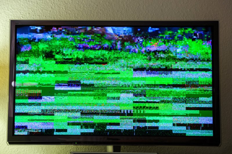 Zacinanie się obrazu w telewizji naziemnej najczęściej wynika ze słabego sygnału.