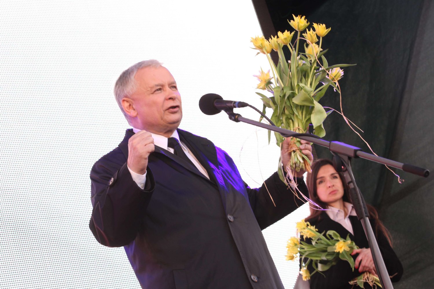 Jarosław Kaczyński podczas przemówienia na Krakowskim Przedmieściu
