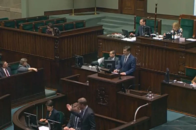 Poseł Piotr Kaleta z PiS przemawia ws. obywatelskiego projektu ustawy zmieniającej zasady finansowania lekcji religii.