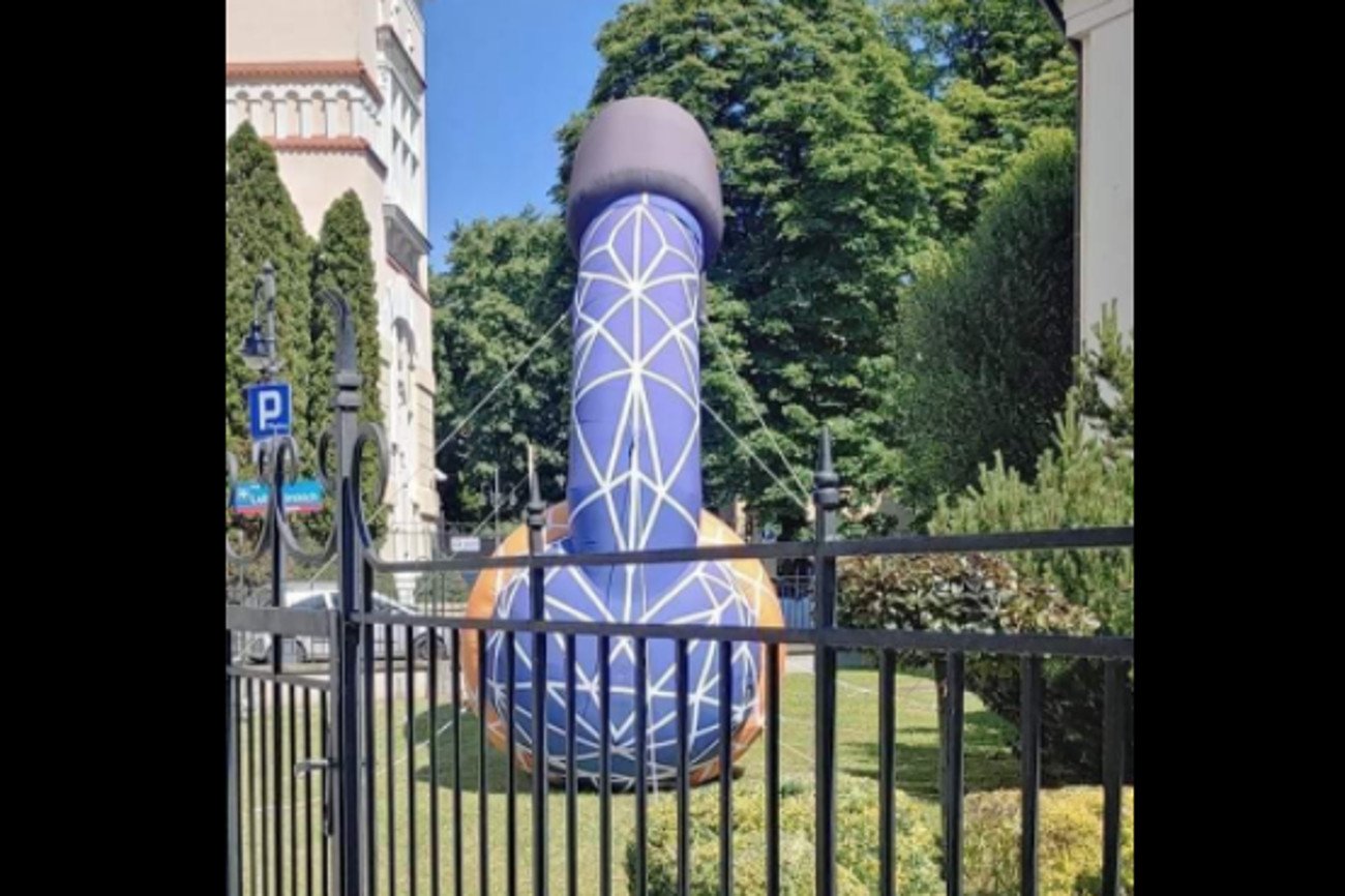 Penis przed siedzibą Polskiego Radia Rzeszów?