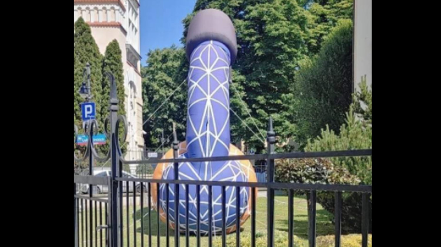 Penis przed siedzibą Polskiego Radia Rzeszów?