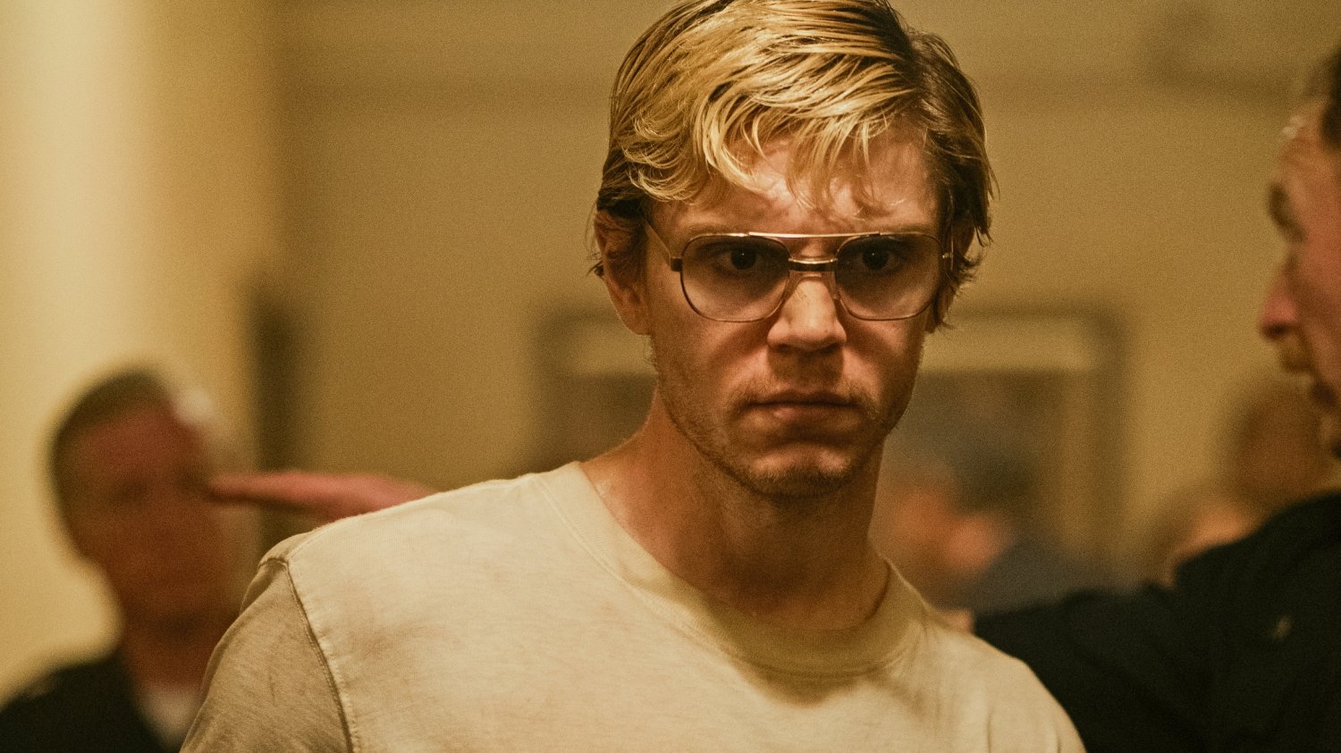 Serial "Dahmer-Potwór" został okraszony tagiem LGBTQ+. Netflix w końcu to zmienił. Serial "Dahmer-Potwór" (w roli głównej Evan Peters) został okraszony tagiem LGBTQ+. Netflix w końcu to zmienił.