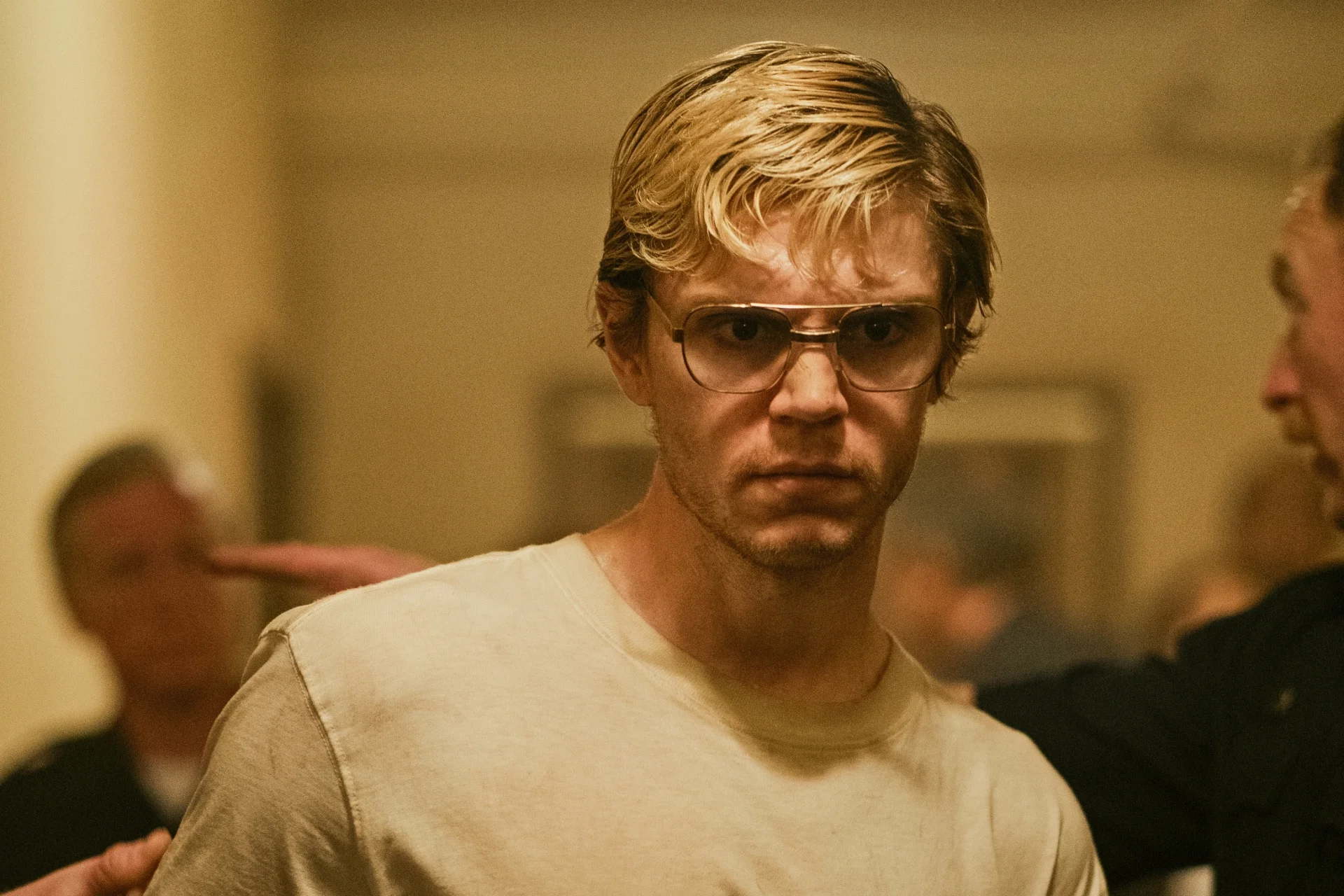 Serial "Dahmer-Potwór" został okraszony tagiem LGBTQ+. Netflix w końcu to zmienił. Serial "Dahmer-Potwór" (w roli głównej Evan Peters) został okraszony tagiem LGBTQ+. Netflix w końcu to zmienił.