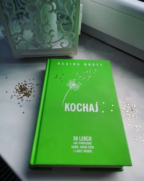 "Kochaj" to kolejny z serii poradników Reginy Brett. 50 lekcji, jak pokochać siebie i innych