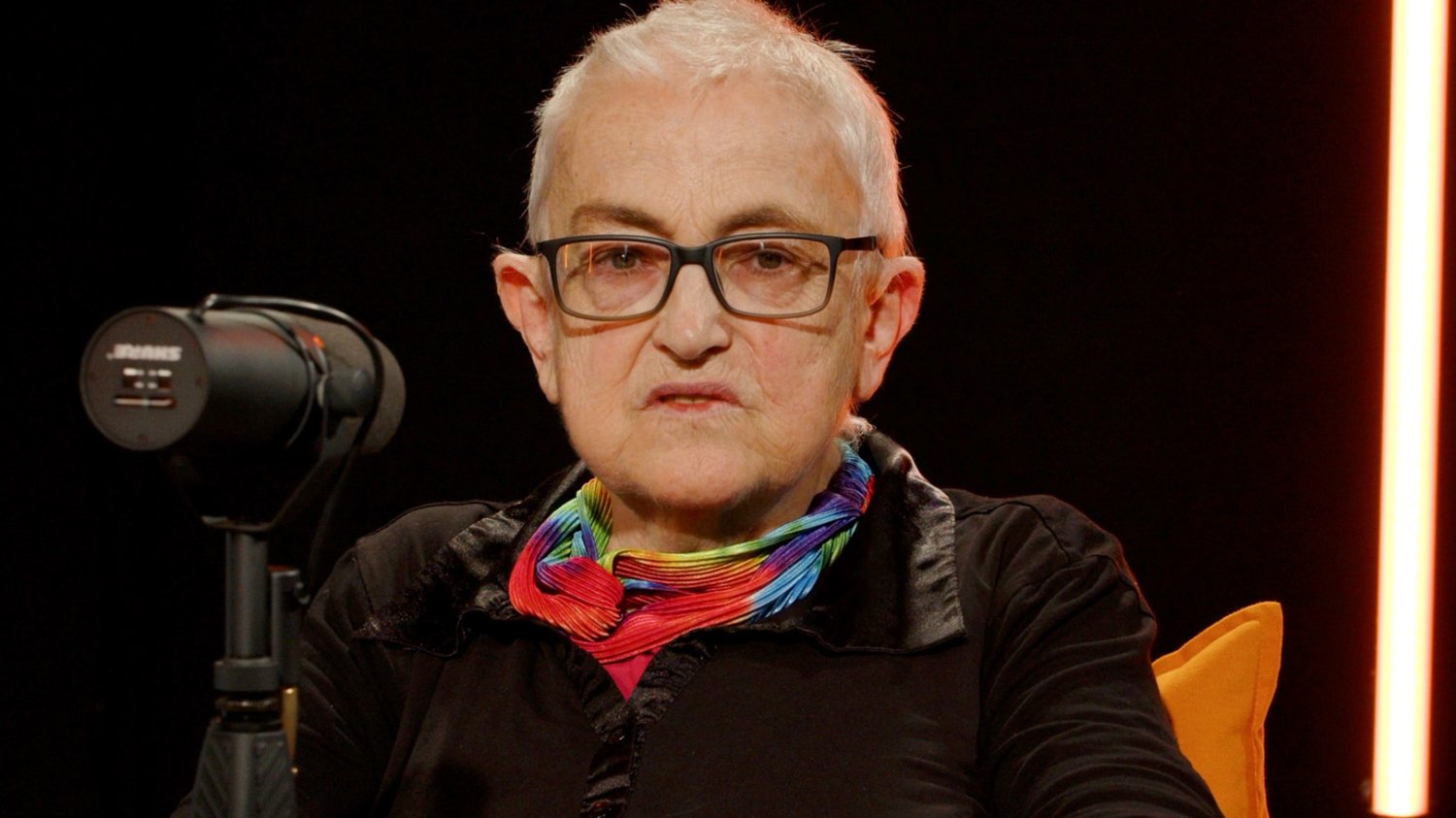 Prof. Magdalena Smoczyńska przy mikrofonie w studio naTemat.