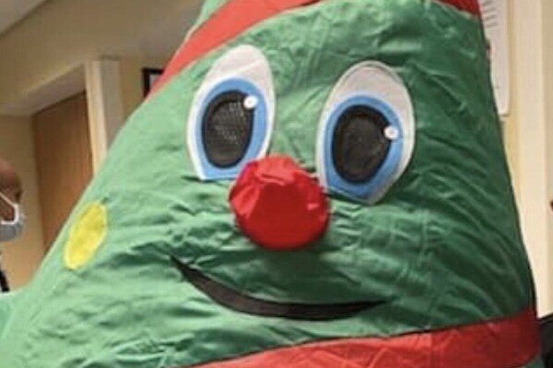 Świąteczny strój miał przyczynić się do zakażeń koronawirusem.