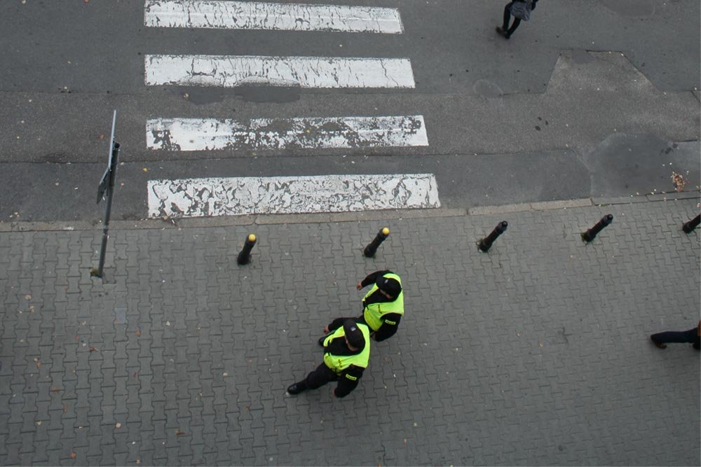 Patrol podczas wyścigu nie zwracał uwagi na źle zaparkowane auta