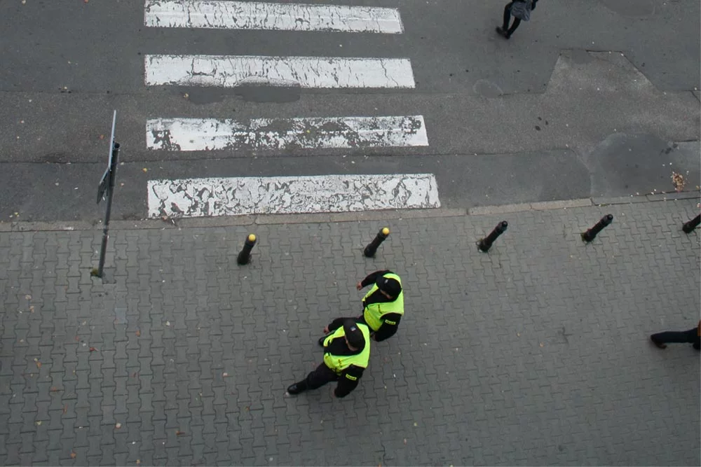 Patrol podczas wyścigu nie zwracał uwagi na źle zaparkowane auta