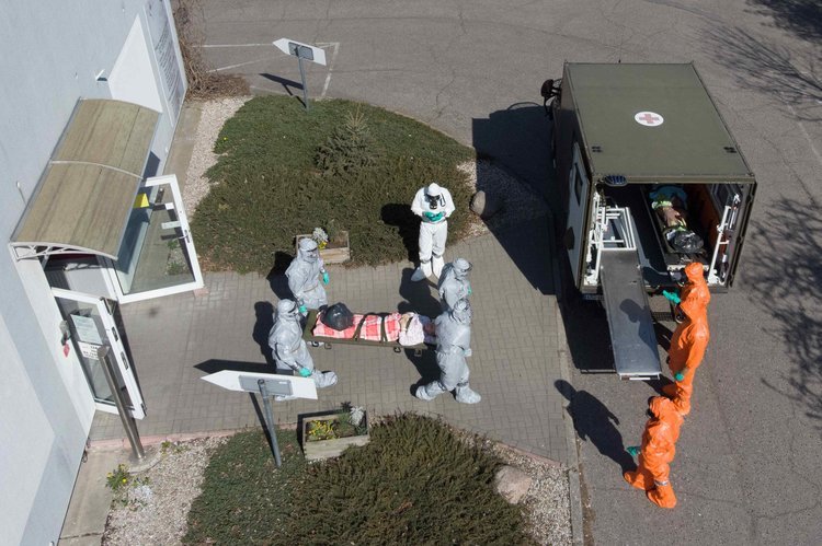 W Polsce z powodu COVID-19 umiera 65 osób na milion mieszkańców. Koronawirus: liczba zgonów z powodu COVID-19 w przeliczeniu na milion mieszkańców. Wykres Gazety.pl.