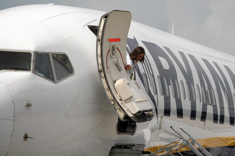 Pijany 29-latek awanturował się i palił papierosy na pokładzie samolotu linii Ryanair.