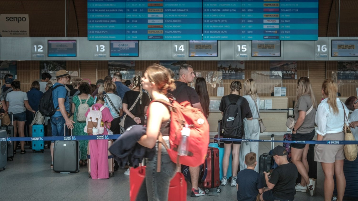 Była 2:25. Ten szczegół sprawił, że Polacy koczowali 12 godzin na lotnisku Była 2:25 w nocy. Ten szczegół sprawił, że Polacy koczowali ponad 12 godzin na lotnisku