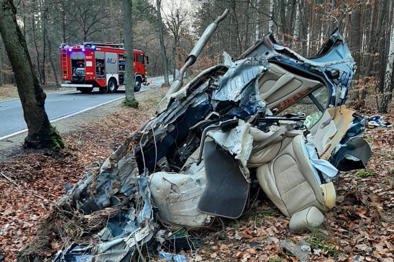 15-latek zabrał ojcu kluczyki do jaguara. Rozbił się na drzewie z kolegą
