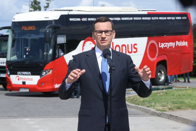 Państwowy spektakl w Brwinowie. Morawiecki "wyrywkowo" zatrzymał do kontroli supernowoczesny autokar PKS Polonus