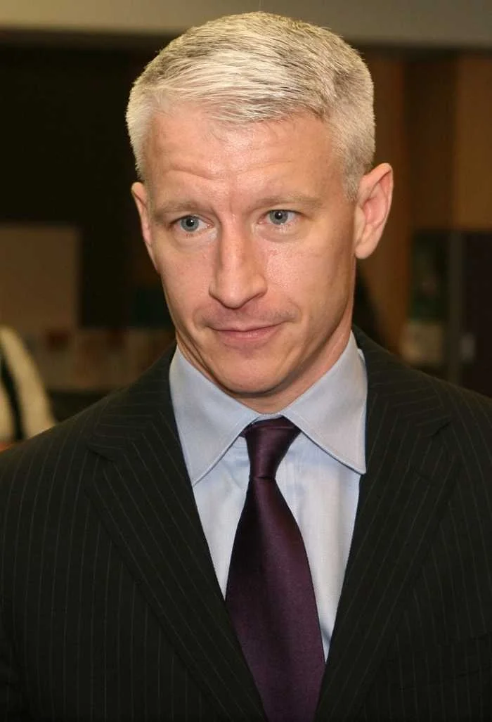 Anderson Cooper podczas wizyty w dziecięcym szpitalu Wolfsona