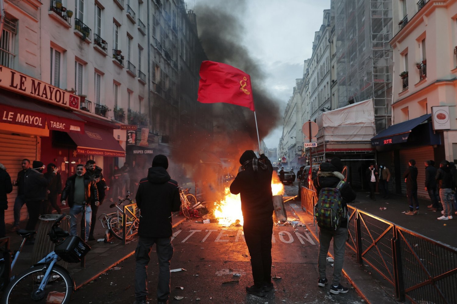 Paryż. W miejscu, w którym doszło do strzelaniny, protestowali Kurdowie