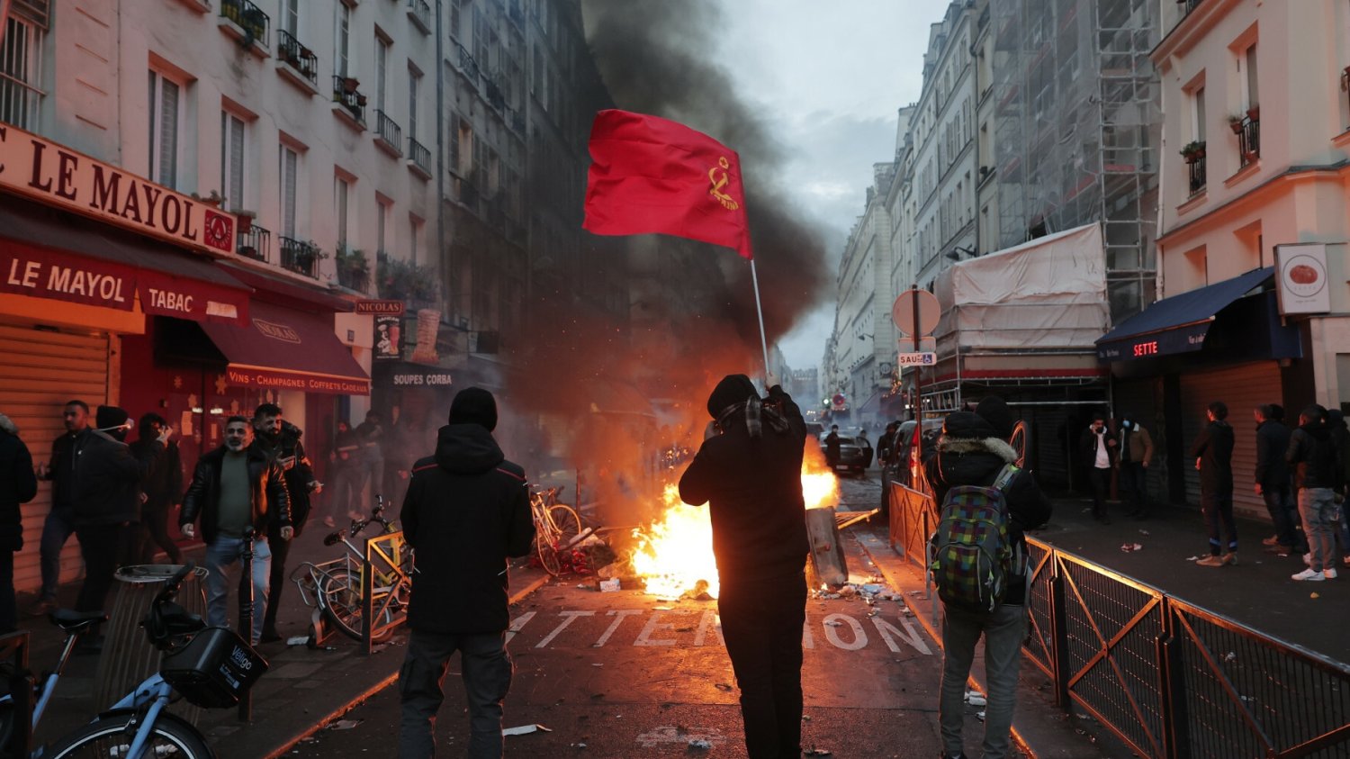 Paryż. W miejscu, w którym doszło do strzelaniny, protestowali Kurdowie