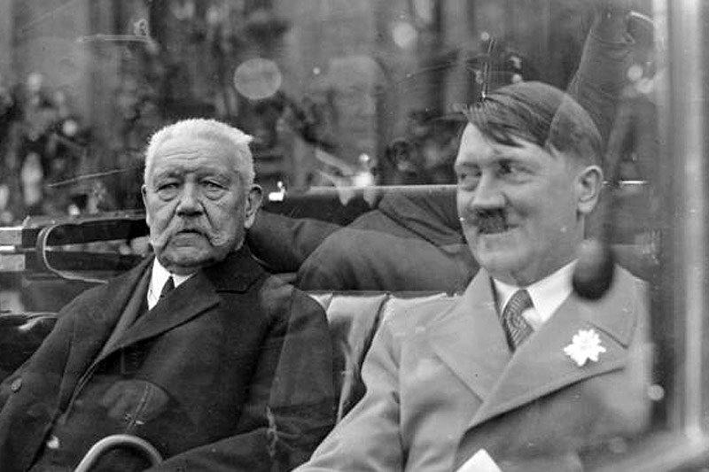To Paul von Hindenburg pomógł Adolfowi Hitlerowi przejąć pełnię władzy w Rzeszy, co później pozwoliło nazistom na wywołanie II wojny światowej i Holocaust.