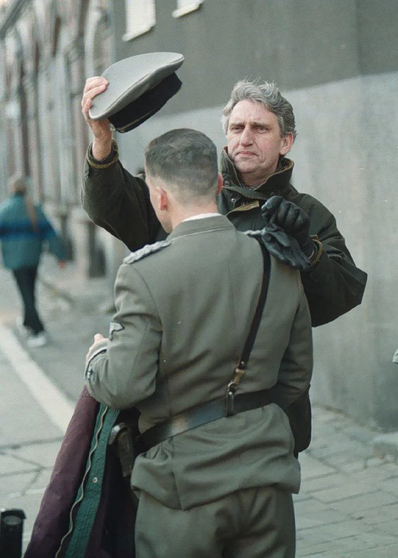 Bogusław Wołoszański kręci odcinek "Sensacji XX wieku", Poznań, 2000.