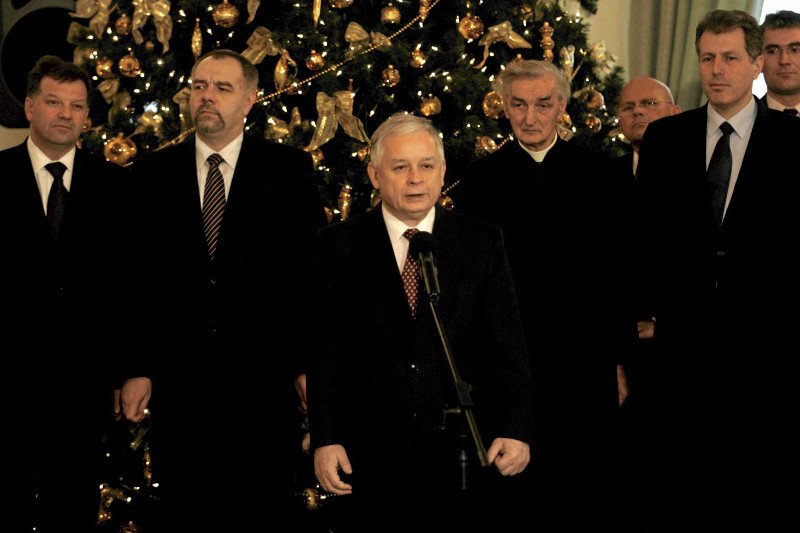 Grudzień 2009. Prezydent Lech Kaczyński wraz z członkami swojej Kancelarii (od lewej) - Mariuszem Handzlikiem, Jackiem Sasinem, Romanem Indrzejczykiem i Władysławem Stasiakiem. Wyprawę prezydenta do Smoleńska przeżył tylko Sasin - pojechał pociągiem.